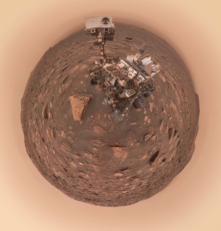 Большой Curiosity на маленьком Марсе

Интересный коллаж создал Кевин Гилл из нескольких десятков изображений, которые ровер передал на Землю на 2082 сол своего пребывания на Марсе
