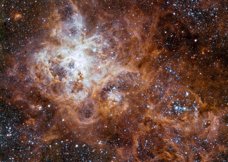 Туманность Тарантул

Гигантская область звездообразования в Большом Магеллановом Облаке, галактике, соседней с Млечным Путем – место рождения удивительного количества массивных звезд, масса некоторых из которых может достигать 300 солнечных.
