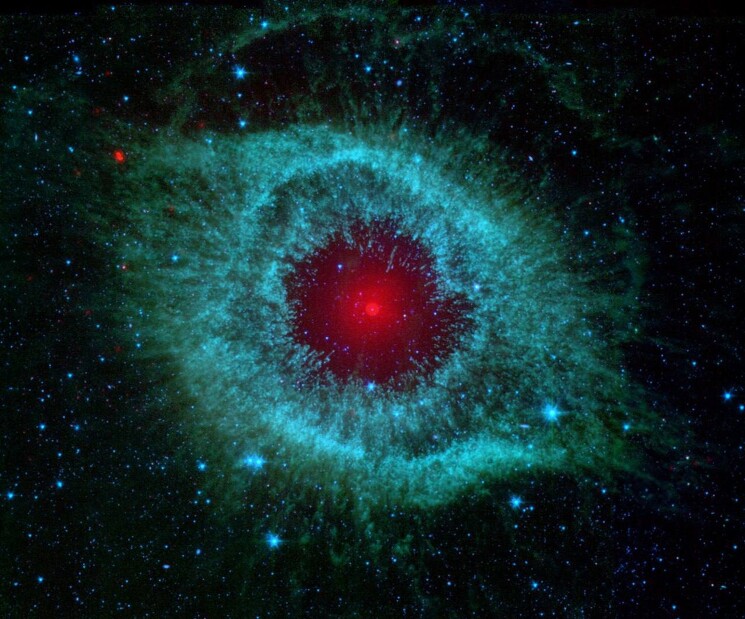Туманность Улитка (NGC 7293) находится на расстоянии семисот световых лет от нас в созвездии Водолея.

Газопылевой саван диаметром два световых года, окружающий расположенного в центре туманности белого карлика, представляет собой отличный экземпляр планетарной туманности – то, во что превратится на конечных стадиях эволюции звезда типа Солнца.
