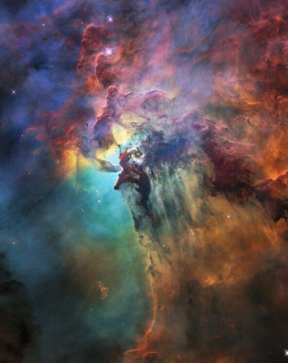 Туманность Лагуна удалена от нас всего на 4000 световых лет.

Поэтому при благоприятных условиях наблюдения туманность можно заметить на небе даже невооруженным глазом.
