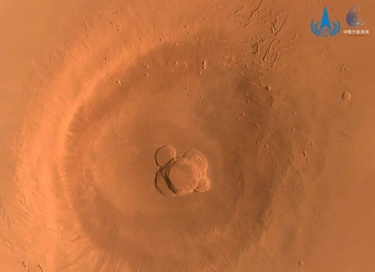 Китайское космическое агентство поделилось в 2022 году фотографиями Марса, сделанными зондом Tianwen-1 и его наземным ровером.
