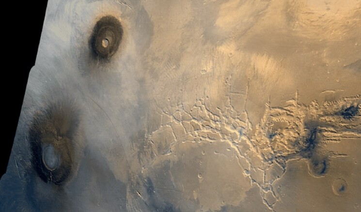 Российский телескоп FREND на борту спутника Марса Trace Gas Orbiter нашел 23 района где содержание воды в грунте колеблется от 5 до 23%. Шоком для ученых стало то, что речь о теплых регионах планеты - до этого считалось что вся вода оттуда давно испарилась.
