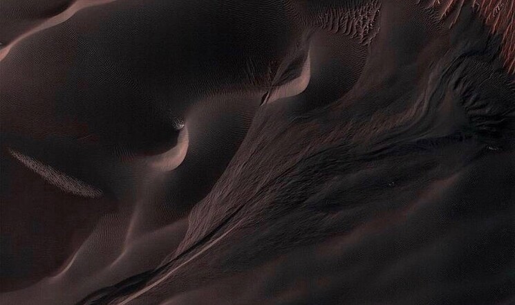 Песчаные дюны марсианского кратера Матара. 
