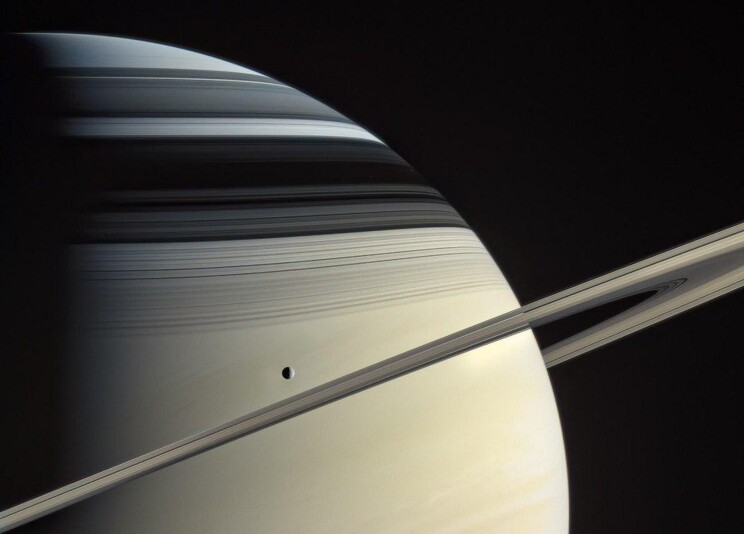 Тефия - спутник Сатурна, диаметр которого составляет около 1060 км.
