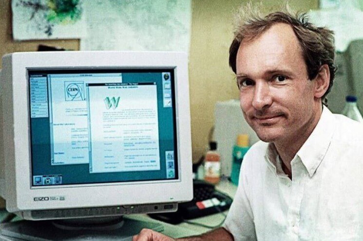 Сэр Тим Бёрнс-Ли и созданный им первый в мире веб-сайт. 1991 г.
