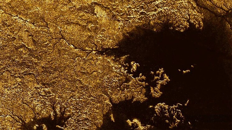 Фотография поверхности Титана, полученная с помощью радара на космическом корабле Кассини.

Помимо Земли, Титан является единственным другим телом в нашей Солнечной системе, где были обнаружены признаки активной эрозии в больших масштабах: на крупнейшем спутнике Сатурн есть моря, озера и реки, заполненные жидкими углеводородами - в основном, метаном и небольшим количеством этана.
