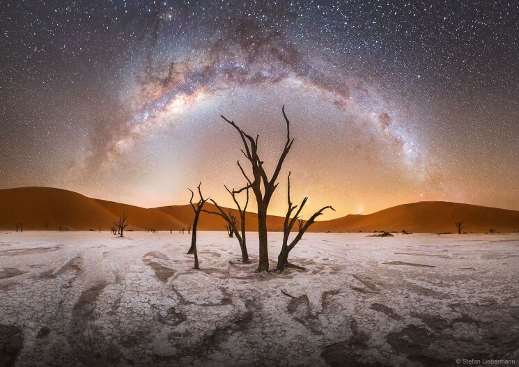 Млечный Путь над Мертвой Долиной в Намибии
