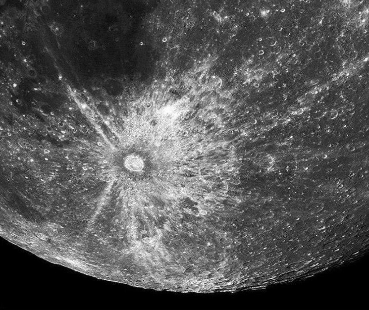 Кратер Тихо - самый молодой из крупных кратеров Луны: он появился всего 109±4 млн лет назад, когда на Земле ещё царили динозавры.

