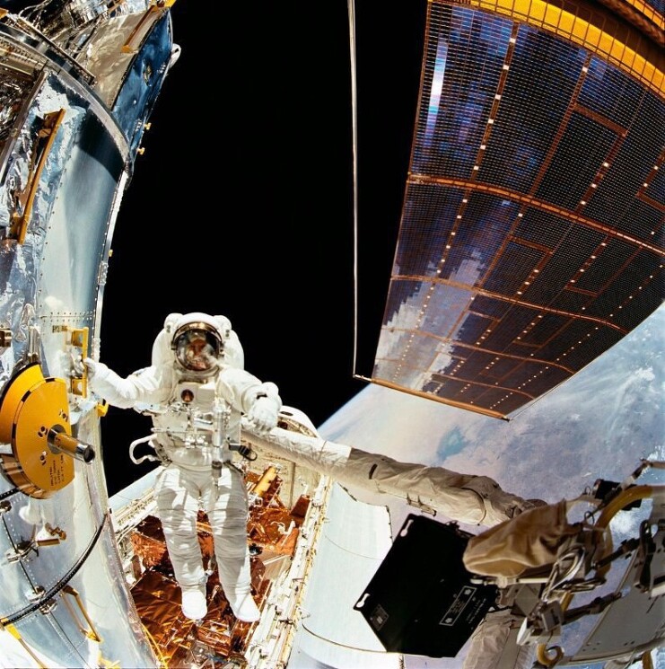 Астронавт Фрэнклин Масгрейв во время ремонта космического телескопа Хаббл в открытом космосе. Эта миссия продемонстрировала способность ремонтировать спутники непосредственно на орбите, 1993 год.
