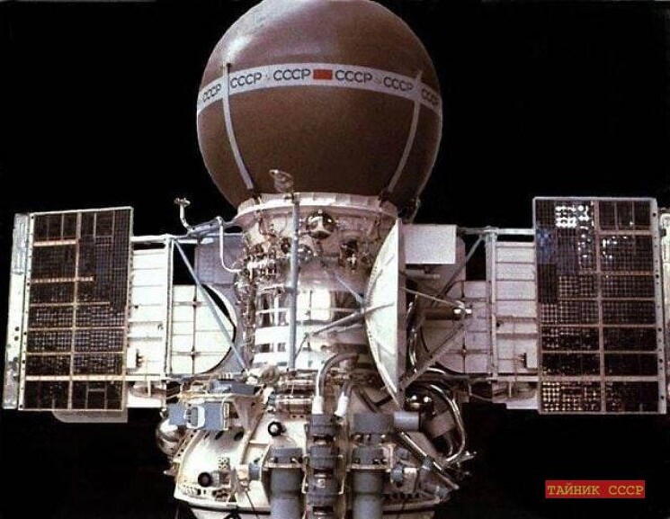 22 июля 1972 года, на поверхность Венеры успешно спустилась автоматическая межпланетная станция Венера 8. Она получила драгоценные данные о температуре на планете (470 градусов), давлении (90 атмосфер), освещенности (как на Земле в пасмурный день). А также, станция доказала что на поверхности планеты возможна фотосьемка. Что и сделали следующие аппараты. А аппарат «Венера-9» был первым приславшим фото поверхности планеты Венера
