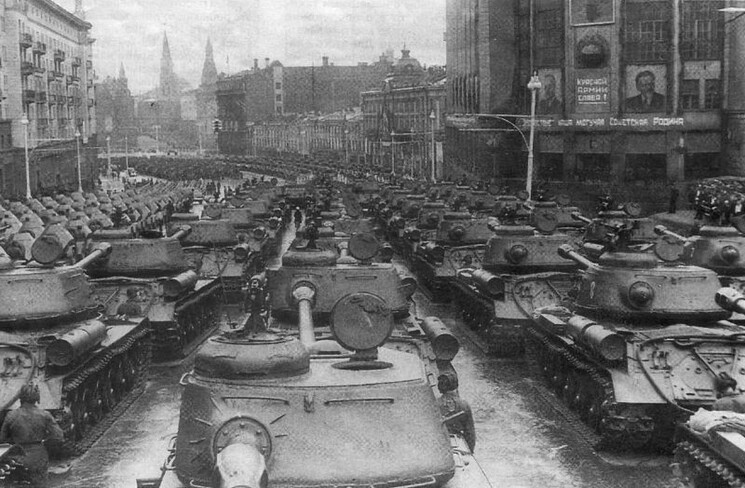 Танки ИС-2 в Москве на улице Горького (сейчас — Тверская) перед вступлением на Красную Площадь во время парада в честь Победы 24 июня 1945 года.
