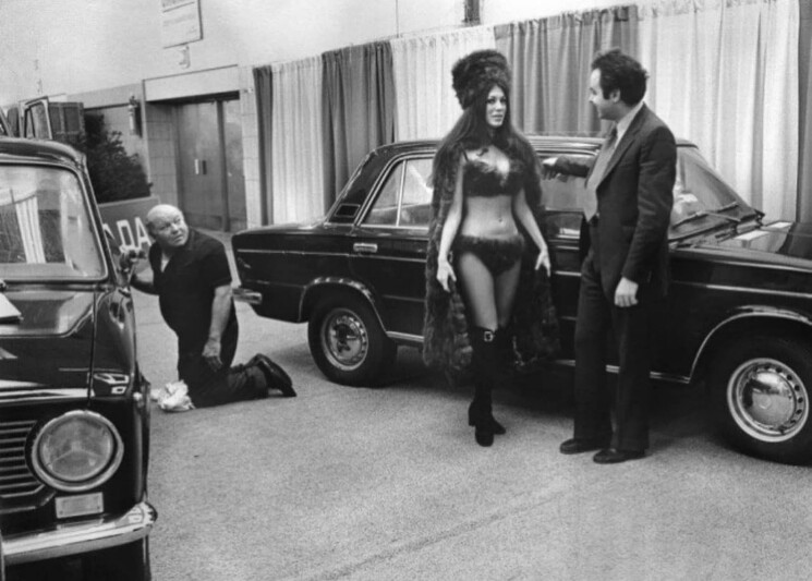 Презентация автомобиля Lada Советским Союзом на автосалоне в Нью-Йорке в 1973 году. Модель в бикини из соболя.
