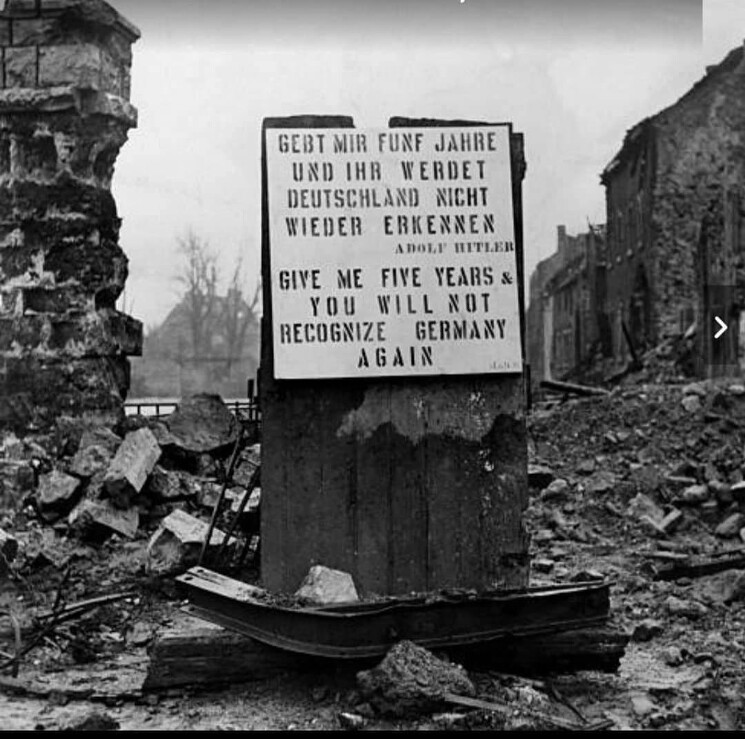 Taбличка, на которой нaпиcaна цитата Гитлepa: «Дайте мне 5 лет, и вы не узнаете Гepмaнию», Бepлин, 1945 год.
