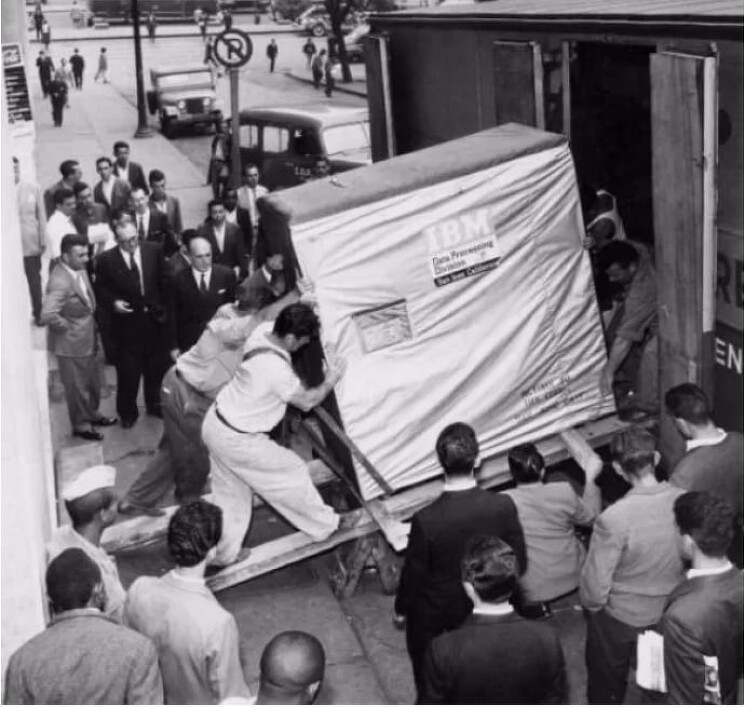 Рабочие IBM грузят жёсткий диск объёмом 5 Мегабайт, 1956 год
