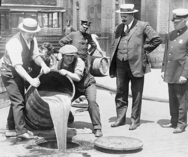 Одним из следствий Сухого закона в США стало усиление мафии, которая заработала огромные деньги на поставках спиртного. Но у этого закона были и другие серьезные последствия. Американцы выпили в годы запрета спиртного значительно больше, чем до его принятия. Причем крепкие спиртные напитки составили целых 75% от общего количества. До 1920 года большую часть выпиваемого американцами спиртного составляло пиво. Сухой закон заложил основы современной питейной культуры граждан США: именно в эти годы американцы подсели на алкогольные коктейли и самогон.
