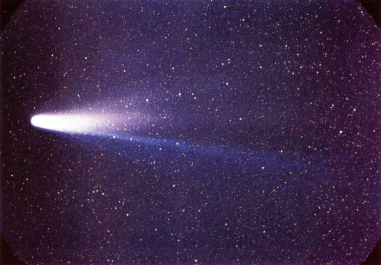 Комета Галлея 8 марта 1986 года. Комета Галлея возвращается к Солнцу каждые 75-76 лет. Первое задокументированное наблюдение относится к 240 году до н.э. Последнее прохождение кометы через перигелий было 9 февраля 1986 года, а следующее ожидается 28 июля 2061 года.