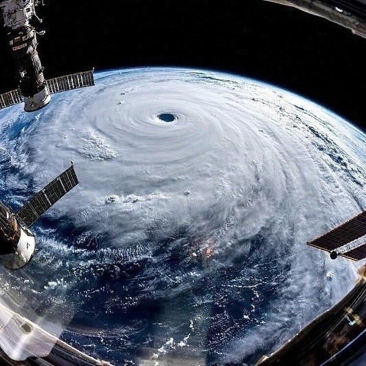 Тайфун Трами над Японией.
