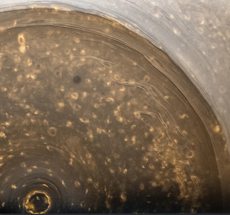 Ураган на южном полюсе Сатурна. Снимок аппарата Кассини.
