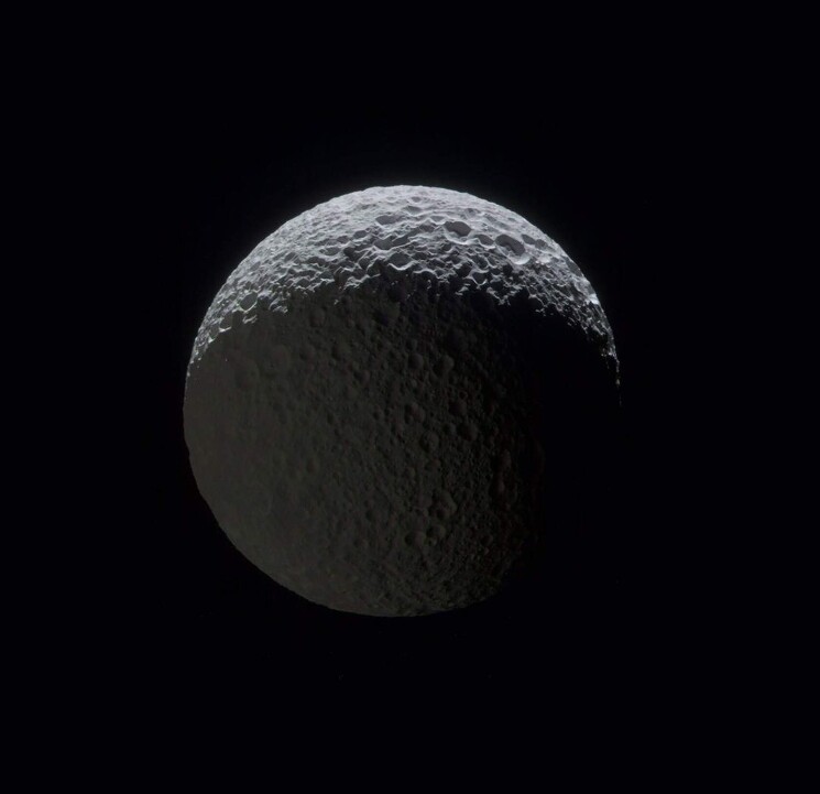 Cпутник Сатурна Мимас. Фотография cделана межпланетной станцией NASA "Кассини".
