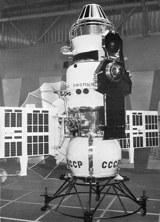 18.10.1967 советский аппарат «Венера-4» впервые в истории осуществил мягкую посадку на другую планету, успешно сев на поверхность Венеры.
