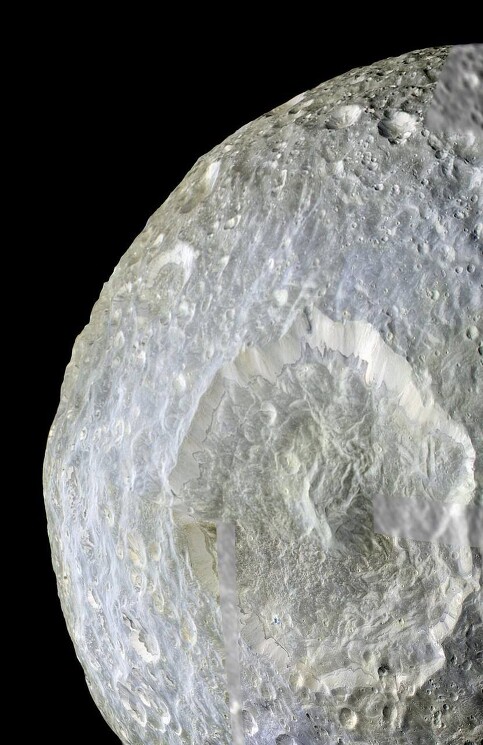 Кратер Гершель на Мимасе, один из крупнейших ударных кратеров в Солнечной системе (диаметр 130 км при диаметре самого спутника 400 км). Снимок сделан зондом Кассини с расстояния 10 000 км
