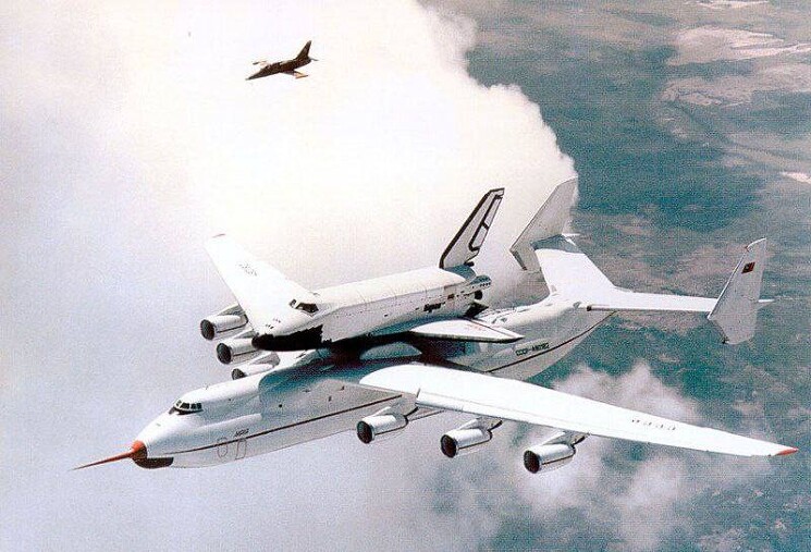Самолет Ан–225 транспортирует космический корабль Буран, 1980–е годы, СССР
