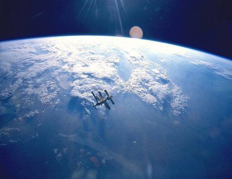 Станция «Мир» над Землей, 1995 год.
