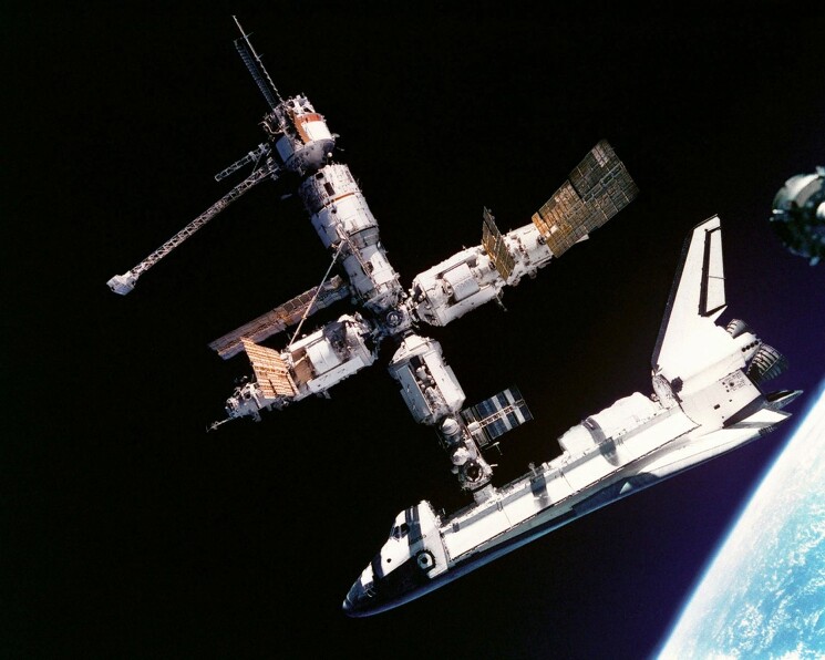 Орбитальная станция "Мир" и пристыкованный космический шаттл "Атлантис".
