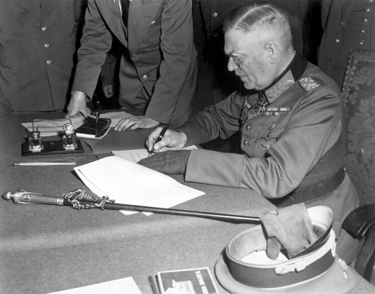 Фельдмаршал Вильгельм Кейтель подписывает Акт о безоговорочной капитуляции Германии. Берлин, 8 мая 1945 г., 22:43 по центрально европейскому времени (9 мая в 0:43 по московскому времени).
