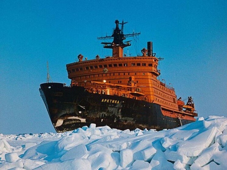 Советский атомный ледокол проекта 10520 «Арктика»

Этот ледокол стал первым судном в истории, которое достигло Северного полюса в надводном плавании, а также вторым в мире атомным ледоколом. Это значимое достижение подчеркивает технологическую мощь и научный прогресс Советского Союза, а также его важную роль в изучении и освоении северных морей и Арктики.

Этот ледокол стал символом отваги, научного потенциала и стремления к покорению самых суровых природных условий, что, безусловно, является источником гордости для страны и ее народа.
