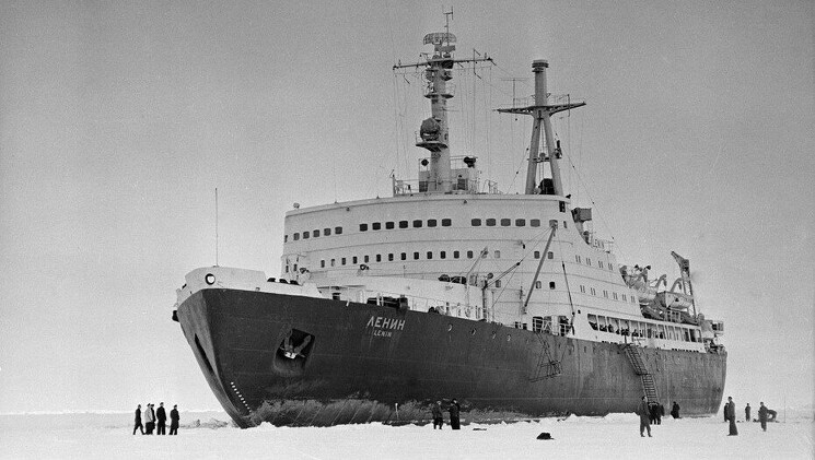 15 сентября 1959 - В первое плавание отправился советский атомный ледокол «Ленин»

"Ленин" был заложен на верфи в Ленинграде (современный Санкт-Петербург) в 1956 году и спущен на воду 5 декабря 1957 года. 15 сентября 1959 года ледокол отправился в свое первое плавание. Он был оснащен ядерным реактором и мог работать без остановок в течение долгого времени, обеспечивая энергией и тягой для преодоления льда.

Атомные ледоколы, такие как "Ленин", стали важным элементом советской инфраструктуры для поддержания морских путей в Северном Ледовитом океане и обеспечения доставки грузов к северным портам СССР. Они также играли важную роль в исследовании и освоении арктических регионов.

"Ленин" оставался в эксплуатации в течение многих лет и был потом заменен новыми атомными ледоколами, но его историческое значение как первого атомного ледокола остается непреложным.
