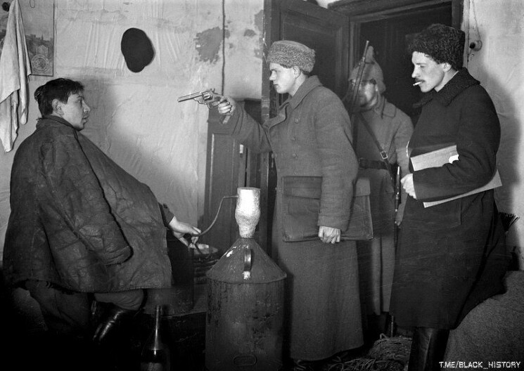 Арест самогонщика работниками ГПУ, 1920–е годы, СССР.
