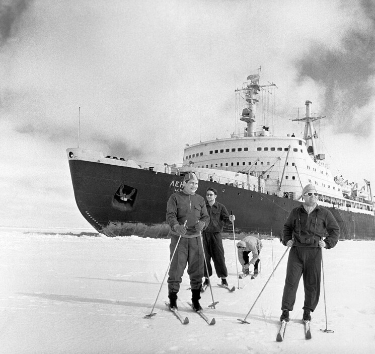 Члены экипажа атомохода «Ленин» на лыжной прогулке в момент короткой стоянки корабля во льдах Арктики, 1960 год. 
