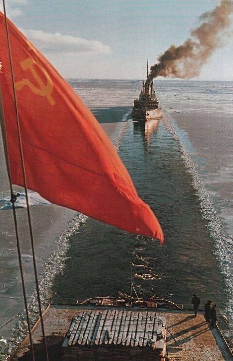 Развивающийся советский флаг на атомном ледоколе «Ленин», который буксирует ледокол «Ермак», 1961
