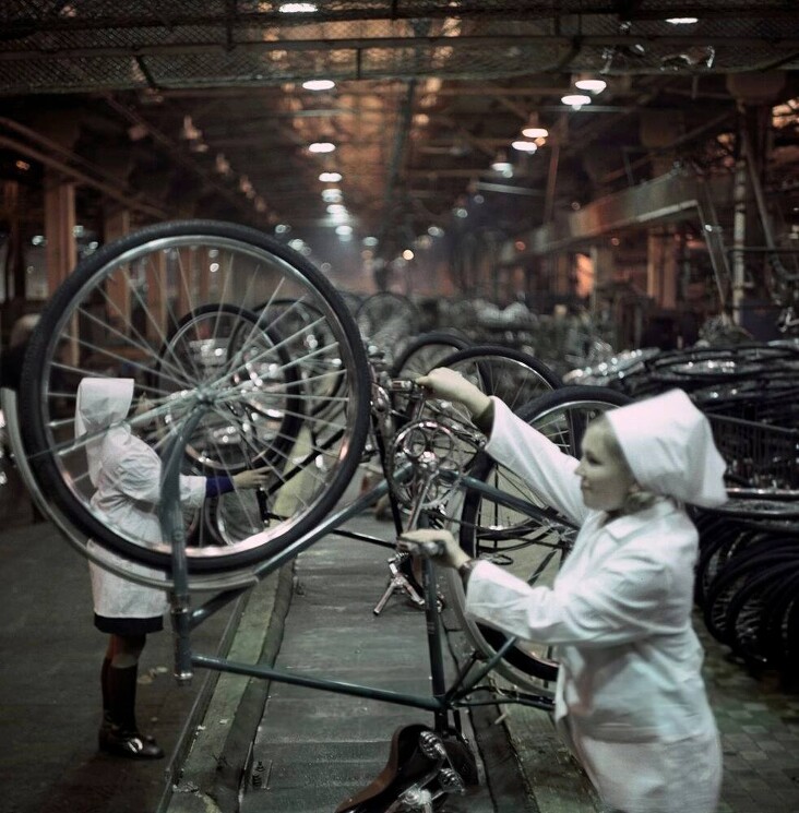 Главный конвейер Пермского 
велосипедного завода, СССР, 1973 год. 
