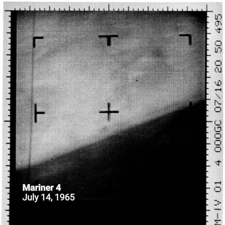 В 1965 году зонд Mariner-4 передал на Землю первые изображения Марса. Черно-белые и размытые по сегодняшним меркам, они ознаменовали начало новой эры в исследовании Красной планеты. 