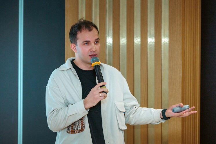 Алексей Титов, руководитель Центра архитектуры и анализа ФСК: Очень важно внедрять искусственный интеллект осознанно. Это предполагает знание технологий, понимание, какой путь надо пройти, чтобы гипотеза превратилась во внедрение