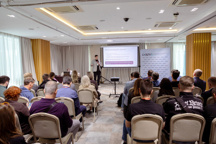 Участники секции «ИИ в торговле и сервисах» организованной CNews Conferences конференции «Технологии искусственного интеллекта 2025»