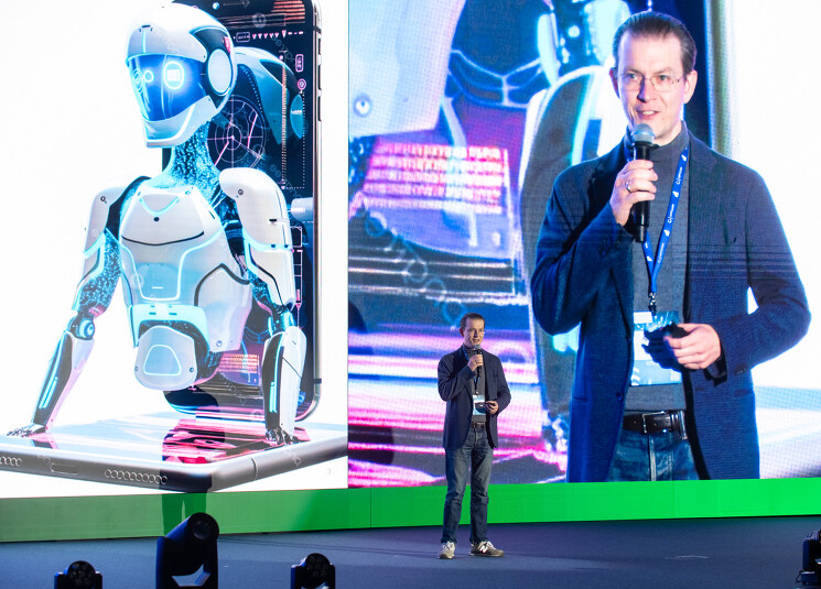 Сергей Путятинский, вице-президент по операционной деятельности и информационным технологиям ФГ БКС: Большая часть сотрудников от ИТ до юристов использует внешние ИИ-решения и платформы, генерируя десятки и сотни запросов в день. При этом никто точно не знает, какую информацию они отправляют ИИ-ботам