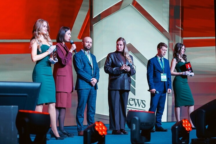 Награду в номинации «Цифровые госсервисы: проект года» получили Анастасия Новожилова, заместитель генерального директора Фонда «Московский инновационный кластер», Дмитрий Чурсин, исполнительный директор ГК «Программный Продукт», Андрей Хихленко, руководитель направления развития корпоративных электронных сервисов ДИТ Москвы, Анастасия Батунова, заместитель начальника Управления сопровождения бюджетных процессов ГБУ «Центр налоговых доходов»