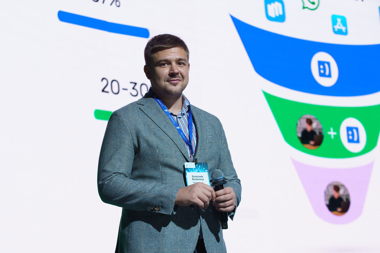 Всеволод Колупаев, коммерческий директор AutoFAQ: AutoFAQ Xplain работает только с корпоративными документами, базами знаний и регламентами, а значит виртуальный ИИ-ассистент ответит на вопросы исключительно исходя из этих данных — только по теме, никаких вводящих в заблуждение ответов