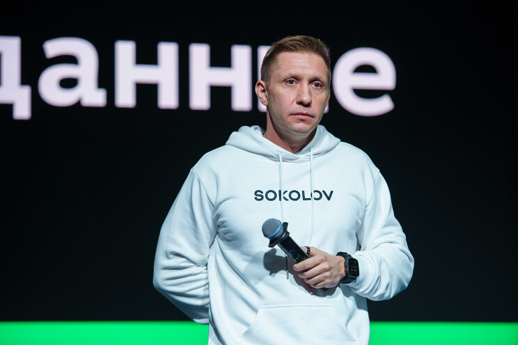 Михаил Кудашев, ИТ-директор Sokolov: ИИ должен быть под рукой — интегрирован в привычные рабочие среды без сложных логинов и барьеров. И людей надо научить не бояться экспериментировать. Только тогда, когда человек получит новую задачу, первой его мыслью будет: как ее решить с помощью ИИ