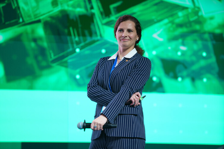 Валерия Шиманская, заместитель руководителя направления маркетинга, информации и пиара дирекции по работе с участниками фонда «Росконгресс»: Боты отвечают на 60-87% задаваемых вопросов, еще 20-30% обращений требуют ответа оператора с помощью суфлера. На долю сложных вопросов, требующих личного участия квалифицированного сотрудника, приходится не более 20%