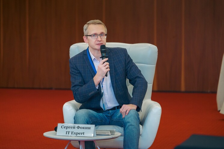 Модератор сессии Сергей Фокин обозначил ключевую дилемму современного промышленного ИТ: необходимость одновременного решения задач импортозамещения и глубокой цифровой трансформации
