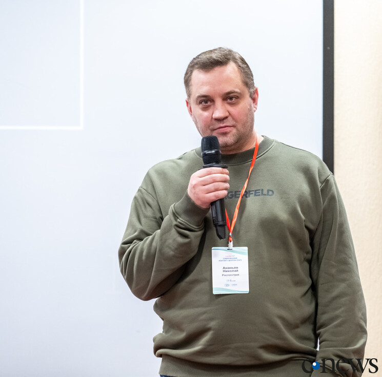 Николай Ананьев, начальник управления клиентских коммуникаций СК «Росгосстрах»: Как правило, при обращении в компанию клиента встречает чат-бот. Это выгодно компании, но часто не устраивает клиента — он хочет поговорить с оператором