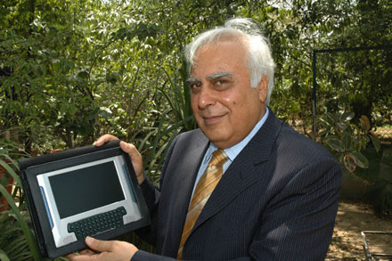 В 2005 г. Индия уже бралась за создание дешевого ноутбука - его стоимость составляла $225