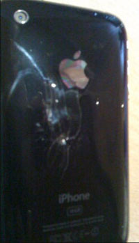 Задняя часть iPhone 3G расплавилась от перегрева