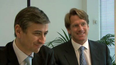 Жан-Филипп Куртуа и Биргер Стен (слева направо) обещают запустить программу финансирования крупных клиентов в России