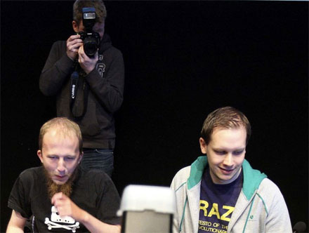Готфрид Свартхольм Варг (слева) призывает единомышленников совершить DDo$-атаку на адвокатов истца