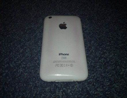 На белом iPhone 3G S в результате перегрева проступают розовые полосы